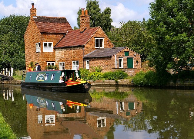 Canal boat hire in the Midlands